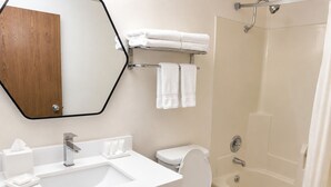 Bañera con ducha, toallas