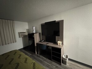 Basic Room | In-room safe, blackout drapes, free WiFi, bed sheets - Dickinson Inn (Dickinson)