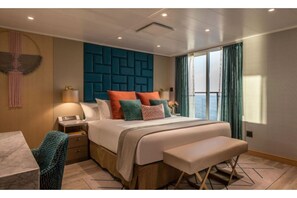 1 habitación, tabla de planchar con plancha y ropa de cama