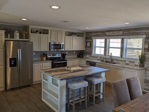 Refrigerador, microondas, horno y parrilla de estufa 