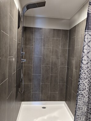 Combined shower/bathtub, towels, toilet paper - Lake Texoma Family Retreat (Kingston)