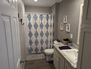 Duschwanne, Handtücher, Toilettenpapier