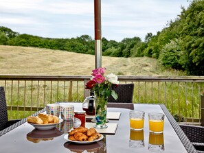 Outdoor dining - 3 bedroom accommodation in Hawkchurch, Axminster (Hawkchurch, Axminster)