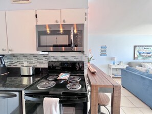 Refrigerador, microondas, horno y parrilla de estufa 