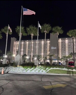 Exterior - Enjoy “BEACH LIFE”.  Breathtaking Beach Front Condo, Great Balcony & Amenities! (Panama City Beach)