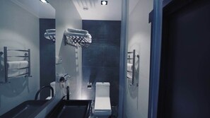 デラックス ダブルまたはツインルーム | バスルーム | スリッパ、タオル