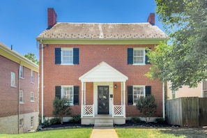 Exterior - Walk to Riverside Park, Splashpad, Trails + Dining, near Downtown Lynchburg! (Lynchburg)