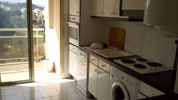 Een microgolfoven, een vaatwasser, een broodrooster, een blender