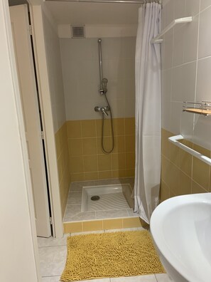 Dusch, hårtork, handdukar och tvål