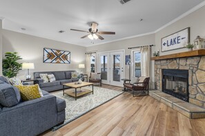 Smart TV, fireplace, table football, books - Deep Water Lake Front with Amazing Views, Dock, Game room, SUPs, and Fire Pit (Crane Hill)