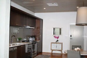 Réfrigérateur, four à micro-ondes, un four, surface de cuisson