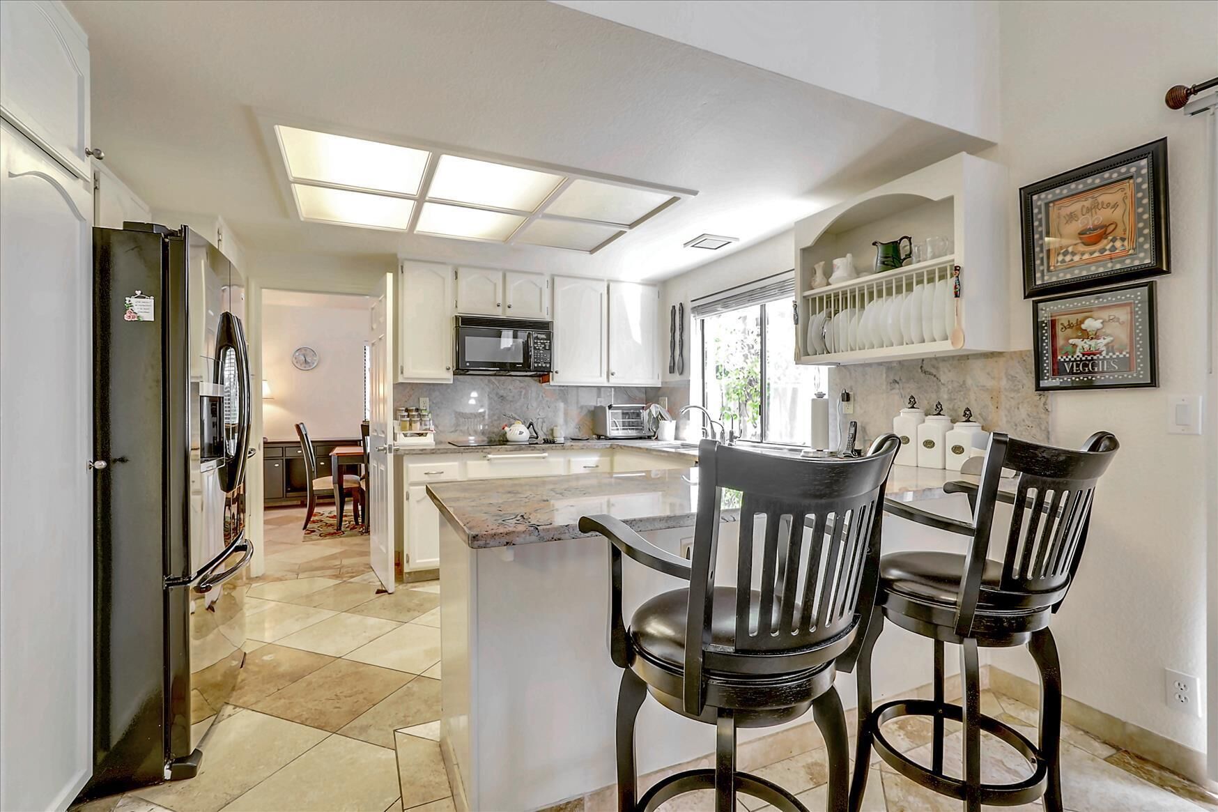 Ideal location close to shopping , parks, lake.