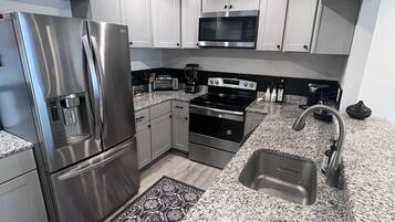 Fridge, oven, stovetop, blender