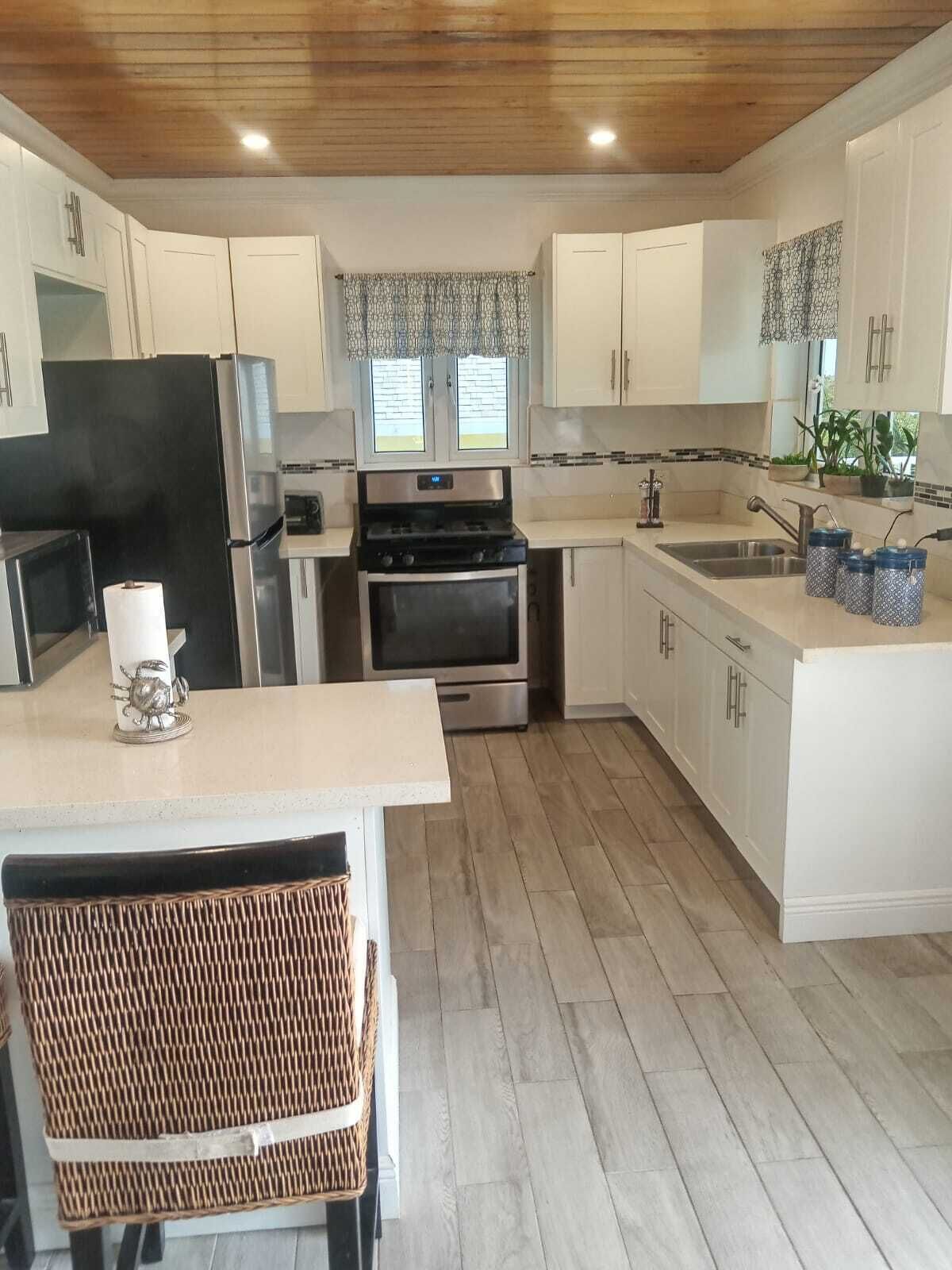 Jääkaappi, mikroaaltouuni, uuni, liesi