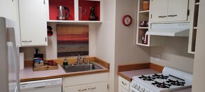 Réfrigérateur, four à micro-ondes, un four, surface de cuisson