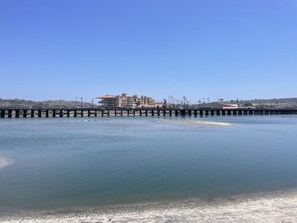 在海灘附近、躺椅、沙灘巾