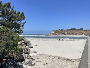 In Strandnähe, Liegestühle, Strandtücher