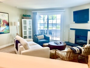 Una Smart TV, una chimenea, un reproductor estéreo