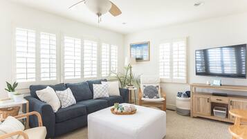 Smart-TV, DVD-spiller, bøker og filmbibliotek