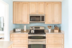 Fridge, microwave, oven, stovetop - 2 King Suites, kids room near Williamsburg (Surry)