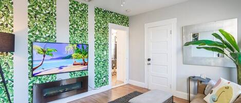 Smart-TV, Kamin, Videospiele, Tischfußball