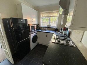 Fridge, microwave, oven, stovetop - Poole, Holes Bay Harbour Nature Reserve - 'Right' next to the water :-) Sleeps 3 (Poole)