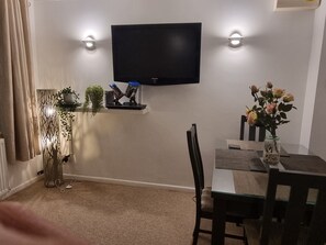 Dining - Poole, Holes Bay Harbour Nature Reserve - 'Right' next to the water :-) Sleeps 3 (Poole)