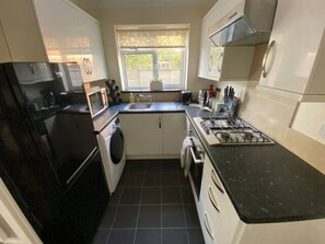 Fridge, microwave, oven, stovetop - Poole, Holes Bay Harbour Nature Reserve - 'Right' next to the water :-) Sleeps 3 (Poole)