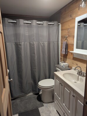 Combined shower/bathtub, towels, soap, shampoo - Cozy private country setting - 15 miles from Woodstock (Royalton)
