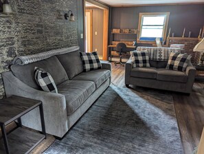 Smart TV, computer monitors - Cozy private country setting - 15 miles from Woodstock (Royalton)