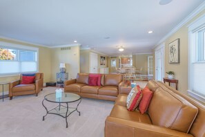 TV, fotballspill og kontorer