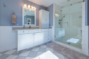 Bañera, secador de pelo, toallas