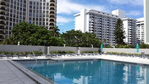 Piscina all'aperto, una piscina riscaldata