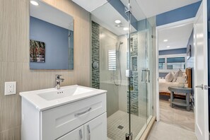 Dusche, Haartrockner, Handtücher, Seife