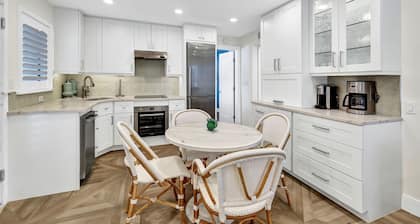 Coastal Chic: Newly Renovated 2BR Condo in Old Naples, Steps from the Beach!
