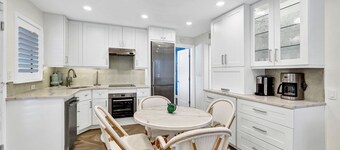 Coastal Chic: Newly Renovated 2BR Condo in Old Naples, Steps from the Beach!