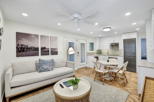 Coastal Chic: Newly Renovated 2BR Condo in Old Naples, Steps from the Beach!