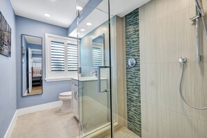 Shower, hair dryer, towels, soap - Coastal Chic: Newly Renovated 2BR Condo in Old Naples, Steps from the Beach! (Naples)