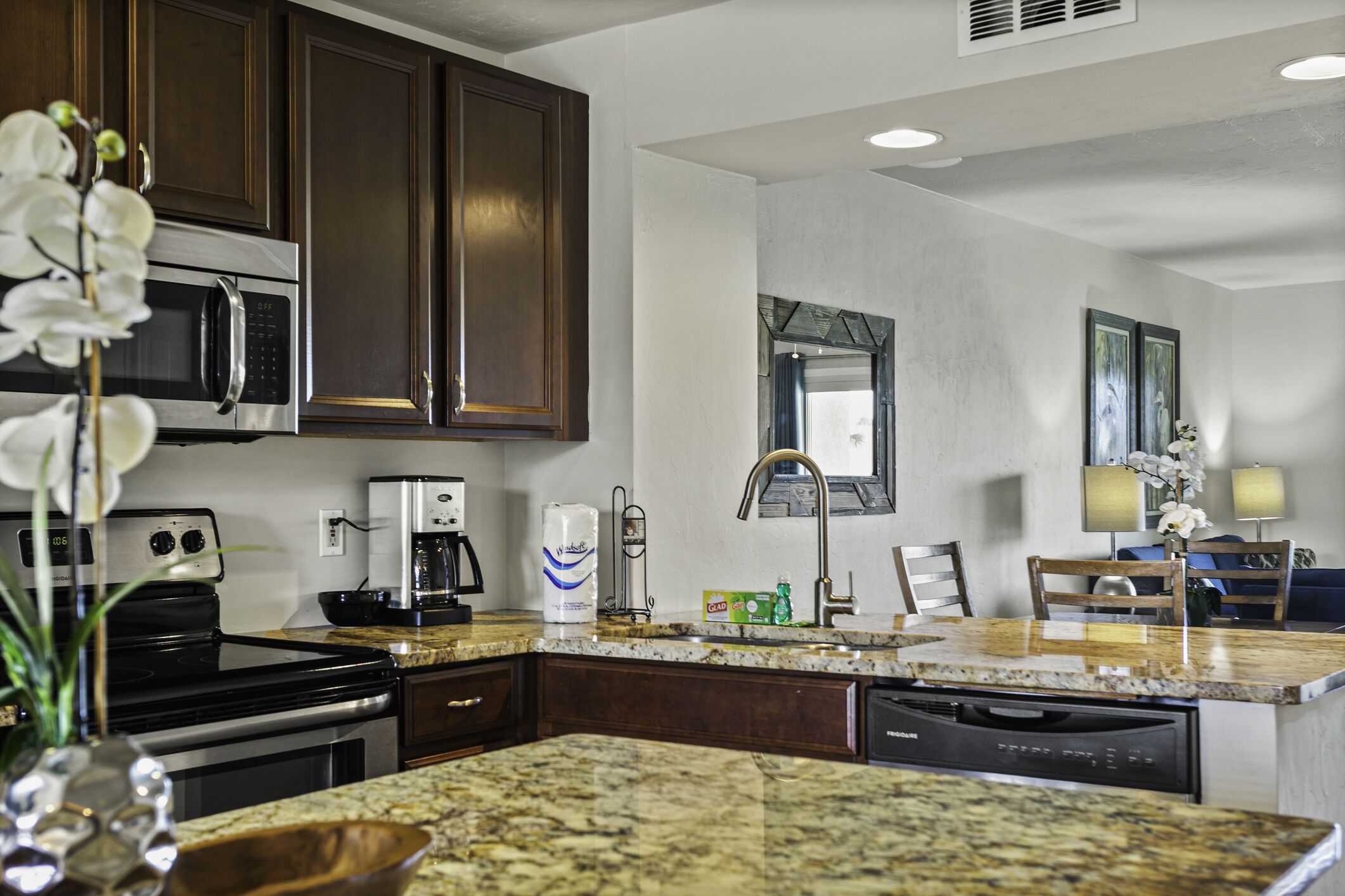 Beautiful Updated 2 bdrm townhome with Beach, Indoor/Outdoor Pools Attractions!