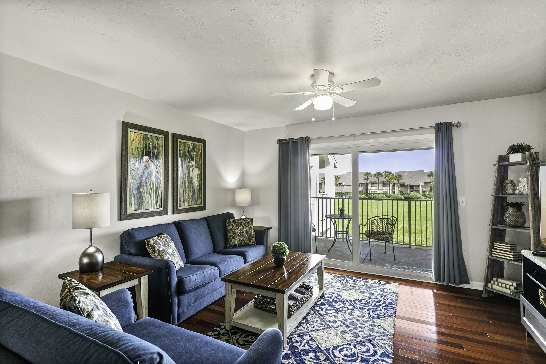 Beautiful Updated 2 bdrm townhome with Beach, Indoor/Outdoor Pools Attractions!