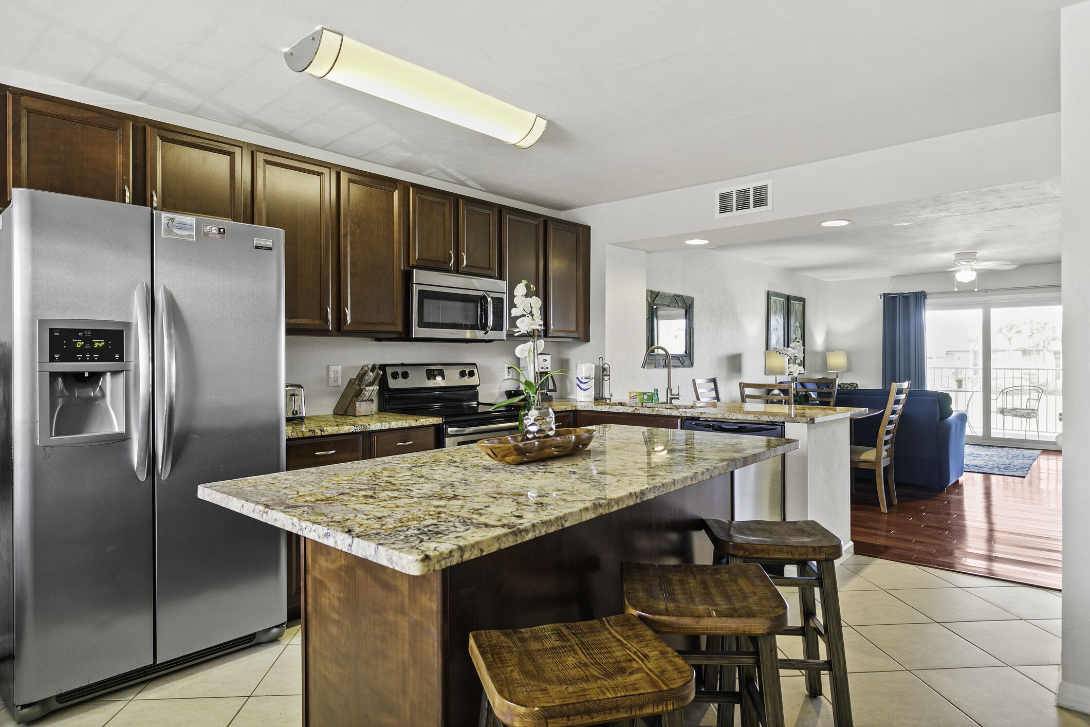 Beautiful Updated 2 bdrm townhome with Beach, Indoor/Outdoor Pools Attractions!