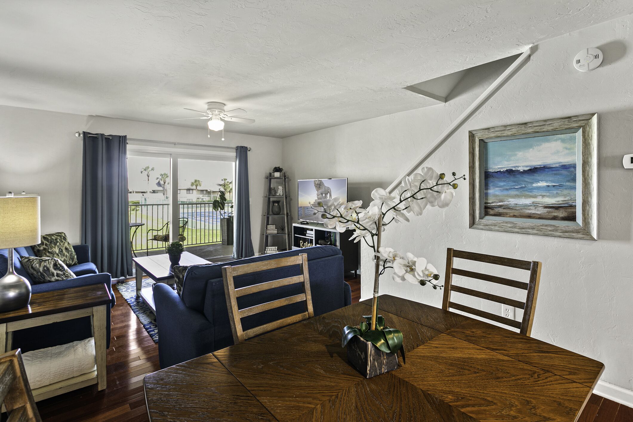 Beautiful Updated 2 bdrm townhome with Beach, Indoor/Outdoor Pools Attractions!