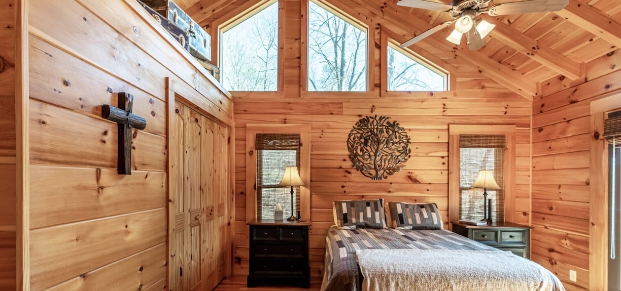 Expansive Lake Front Log Cabin/easy Walk To Private! - Norris Lake, TN