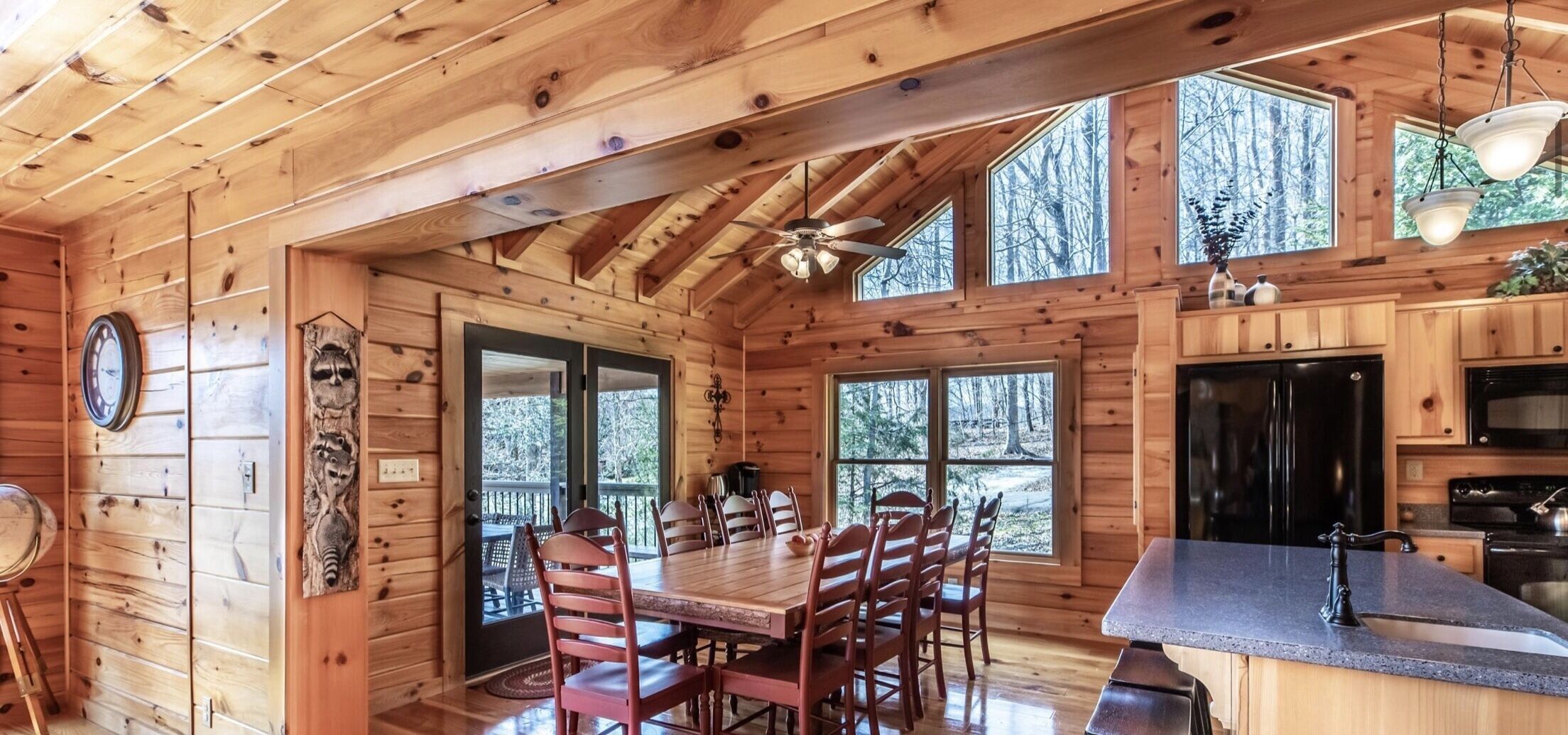 Expansive Lake Front Log Cabin/Easy Walk to Private!