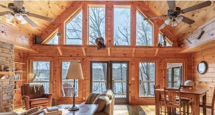 Expansive Lake Front Log Cabin/Easy Walk to Private!