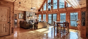 Expansive Lake Front Log Cabin/Easy Walk to Private!