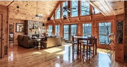 Expansive Lake Front Log Cabin/Easy Walk to Private!