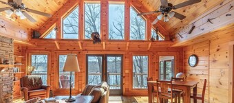 Expansive Lake Front Log Cabin/Easy Walk to Private!
