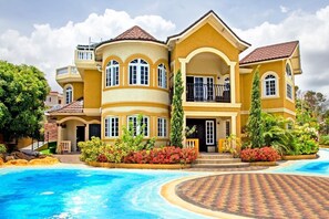 Exterior - The Best Poolside 2 Bedrooms Townhouse in Montego Bay (Montego Bay)