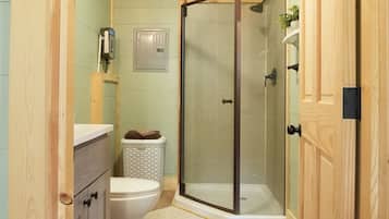 Combined shower/tub, hair dryer, towels